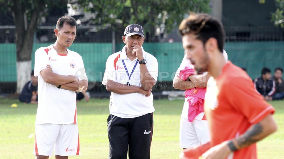 Rahmad Darmawan sedang berdiskusi dengan tim pelatih Persija saat latihan di Lapangan Yon Zikon 13 Srengseng Sawah, Jakarta Selatan.